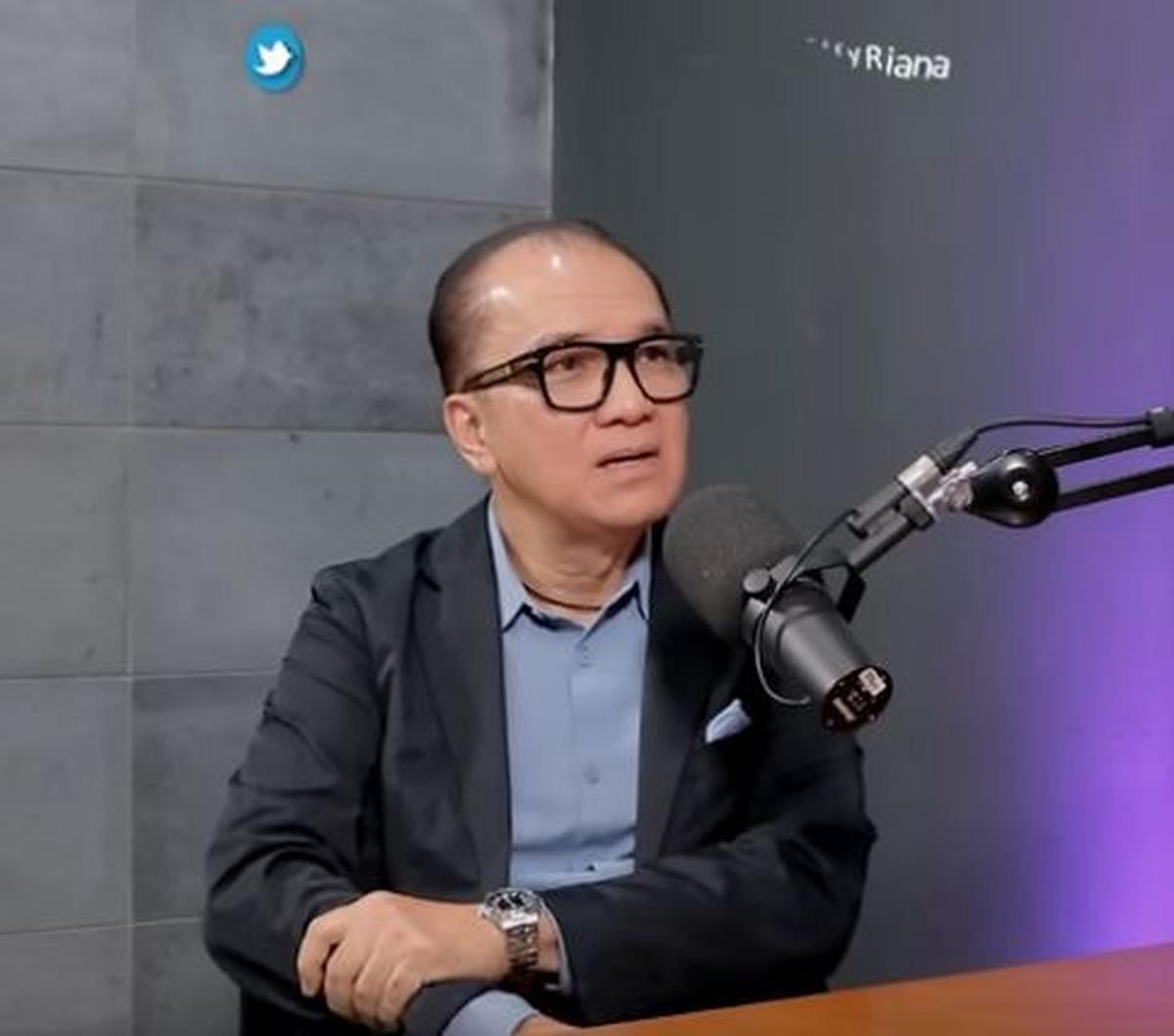 "Tahu nggak, begitu saya lagi bingung gitu, ada tangan di samping kanan saya, pegang saya. Ganteng, orang Arab, harum berbahasa Palembang. Dia pegang tangan saya, Bahasa Palembang itu 'Nak ke mano?' katanya," ungkap Tantowi Yahya. <br>
