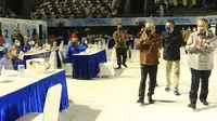 Gubernur BI Perry Warjiyo, Ketua Dewan Komisioner OJK, Wimboh Santoso,meninjau kegiatan vaksin Covid-19 di kawasan Tennis Indoor Senayan Jakarta. Foto: OJK