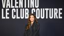 Ashley Park tampil serba hitam mengenakan long blazer dari koleksi Spring Summer 2023 Unboxing. Atasan tersebut dipadukan dengan stocking jaring dan heels dari Valentino Garavani. Credit: Valentino/SGP Italia