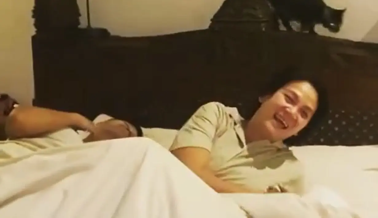 "Terima kasih buat sayang sayangnya ibu… Selalu kasih yg terbaik buat ibu.. selalu sayang dan sabar ke ibu.. Walaupun kalian bikin kaget tengah malam.. tapi ini surprise yg paling epik malam ini..," tulis bu_deedee. [Instagram/bu_deedee]