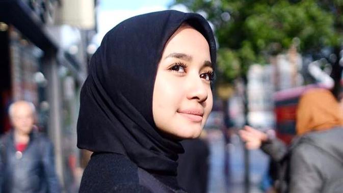 Inspirasi Gaya Hijab Segi  Empat  ala Laudya  Cynthia  Bella  
