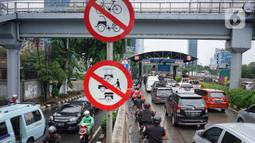 Pengendara motor memasuki Gerbang Tol Lenteng Agung 2 di Tanjung Barat, Jakarta, Rabu (1/1/2020). Banjir yang menggenangi Jalan TB Simatupang menyebabkan akses bagi pengendara terputus sehingga membuat arus lalu lintas seluruh kendaraan dialihkan melalui jalan tol. (Liputan6.com/Immanuel Antonius)