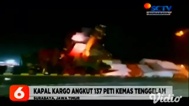 Ditpolair Polda Jawa Timur mengintensifkan patroli di sekitar lokasi kapal kargo MV Mentari Crystal yang tenggelam pada Minggu malam (15/11). Anggota Ditpolair Polda menggunakan dua kapal patroli guna mengantisipasi penjarahan isi dari delapan kontai...