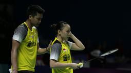 Ganda campuran Indonesia, Tontowi Ahmad / Winny Kandow, saat melawan Chan Peng Soon / Goh Liu Ying, pada Indonesia Open 2019 di Istora Senayan, Jumat (19/7). Tontowi / Winny kalah 11-21, 21-14 dan 14-21. (Bola.com/Yoppy Renato)