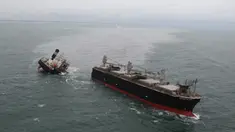 Foto selebaran yang diambil dan diterima pada 12 Agustus 2021 dari Markas Besar Penjaga Pantai Regional ke-2 Jepang menunjukkan kapal Panama, Crimson Polaris, kandas di Hachinohe, Prefektur Aomori. Kapal kandas kemudian terbelah dua. Handout/Japan's 2nd Regional Coast Guard Headquarters/AFP)