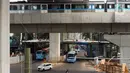 Suasana lalu lintas sekitar proyek jembatan layang atau skybridge untuk integrasi antara Stasiun MRT ASEAN dengan Halte TransJakarta CSW di Jakarta, Sabtu (4/7/2020). Skybridge itu rencananya dibangun lima lantai dan ditargetkan rampung pada akhir 2020. (Liputan6.com/Immanuel Antonius)