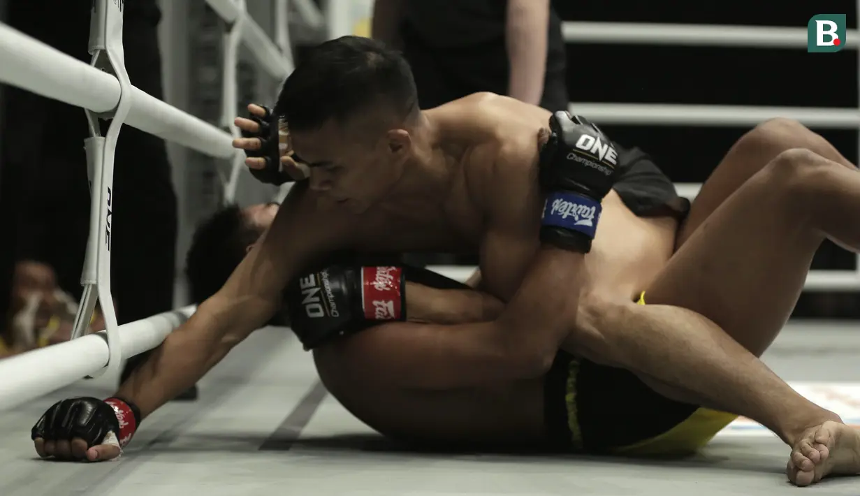 Petarung Indonesia, Eko Roni Saputra, saat melawan petarung Kamboja, Khon Sichan, di ajang One Championship, One: Warrior's Code di Istora Senayan, Jakarta, Jumat (7/2). Eko Roni menang mudah atas Khon Sichan. (Bola.com/Yoppy Renato)
