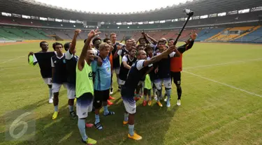 Pemain Persela melakukan latihan uji lapangan jelang melawan Persija di Stadion GBK Jakarta, Kamis (12/5/2016). Persija menjamu Persela pada lanjutan Torabika Soccer Championship presented by IM3 Ooredoo, Jumat (13/5). (Liputan6.com/Helmi Fithriansyah)