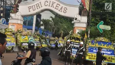Karangan bunga ucapan bela sungkawa wafatnya Ani Yudhoyono menghiasi kawasan Puri Cikeas, Bogor, Jawa Barat, Minggu (2/6/2019). Istri Presiden ke-6 RI Susilo Bambang Yudhoyono (SBY) itu rencananya akan dimakamkan di TMP Kalibata pada siang ini. (Liputan6.com/Immanuel Antonius)
