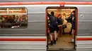 Penumpang menaiki kereta tanpa mengenakan celana pada No Pants Subway Ride di Praha, Republik Ceko, Minggu (7/1). Hari Tanpa Celana di Kereta adalah acara tahunan yang digelar di sejumlah negara, mulai dari Israel, Meksiko hingga AS. (AP/Petr David Josek)