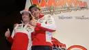 Pembalap Ducati MotoGP Valentino Rossi dan rekan setimnya Nicky Hayden saat jumpa pers di Madonna di Campiglio, Italia, Selasa (10/1/2012). (AP Photo / Luca Bruno)