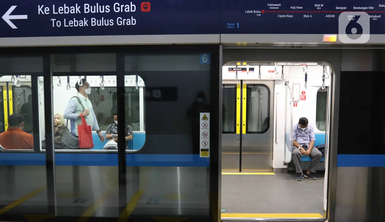 Penumpang berada di dalam moda transportasi MRT di Jakarta, Selasa (15/11/2022). Penyesuaian jadwal operasi ini merupakan tindak lanjut dari Kepala Dinas Perhubungan Pemprov DKI nomor 486 tahun 2022 tentang Petunjuk Teknis Pengaturan Kapasitas Angkut Dan Waktu Operasional Sarana Transportasi Pada Masa Pemberlakuan Pembatasan Kegiatan Masyarakat Level 1. (Liputan6.com/Herman Zakharia)