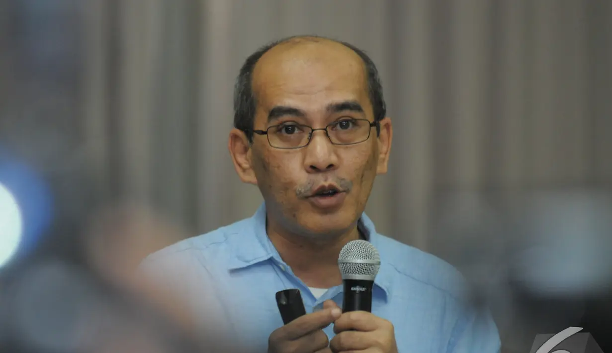 Ketua Tim Reformasi Tata Kelola Minyak dan Gas Bumi Faisal Basri saat konferensi pers di Jakarta, Minggu (21/12/2014). (Liputan6.com/herman Zakharia)