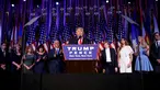 Presiden ke-45 AS Donald Trump didampingi keluarga menyampaikan pidato kemenangan di hadapan para pendukungnya di Manhattan, New York Rabu (9/11). Trump unggul cukup jauh atas pesaingnya dari Partai Demokrat, Hillary Clinton. (REUTERS/Brendan McDermid)