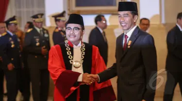 Presiden Joko Widodo berjabat tangan dengan Manahan Malontige Pardamean Sitompul saat acara pelantikan sebagai Hakim Konstitusi di Istana Negara, Jakarta, Selasa (28/4/2015). (Liputan6.com/ Faizal Fanani)