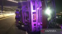 Kronologi Truk Terguling di Tomang, Besi 30 Ton Berjatuhan dari Flyover