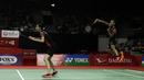 Ganda campuran Indonesia, Hafiz Faizal, melakukan smash saat menghadapi ganda China, Zheng Si Wei/Huang Ya Qiong pada laga Indonesia Masters 2020 di Istora Senayan, Jakarta, Selasa (14/1). Hafiz/Gloria kalah 14-21, 13-21. (Bola.com/Yoppy Renato)
