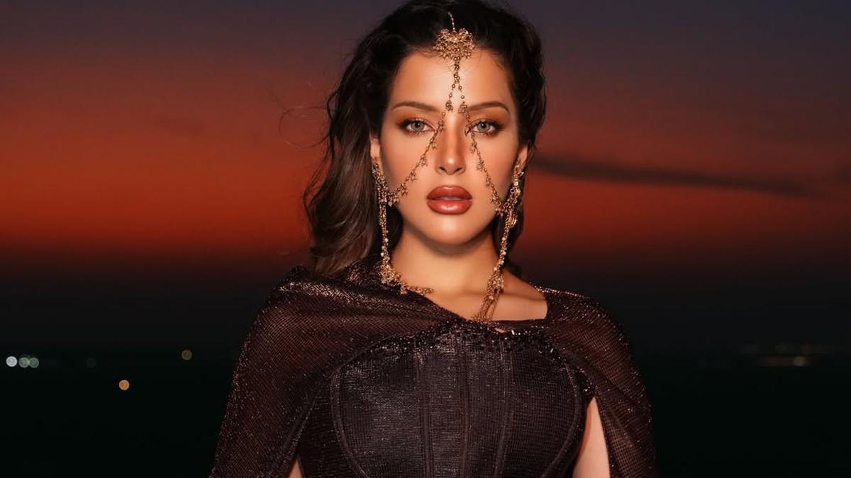 Pesona Tasya Farasya Bak Putri Dubai, Berpose di Padang Pasir Kenakan Gaun Elegan dan Face Chain