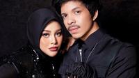 Jalani pemotretan keluarga, Aurel Hermansyah dan Atta Halilintar serta putrinya, Ameena kompak tampil elegan dengan busana serba hitam. Berikut potret penampilannya yang bisa dijadikan inspirasi. (Instagram/attahalilintar).