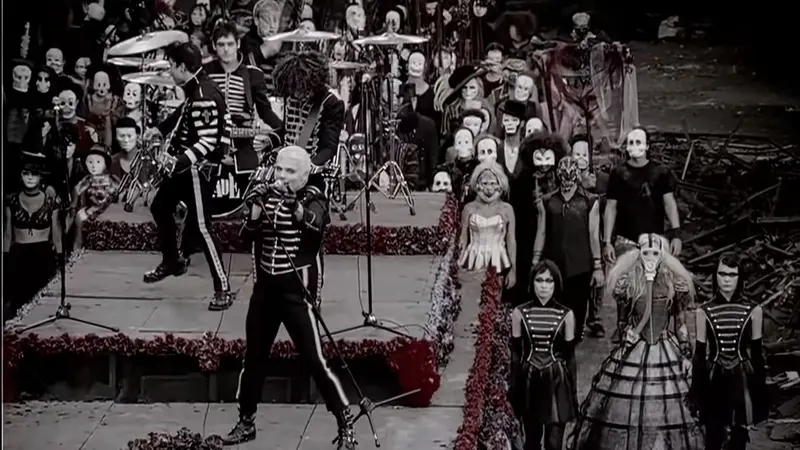 My Chemical Romance (MCR) di MV "Welcome to the Last Parade."