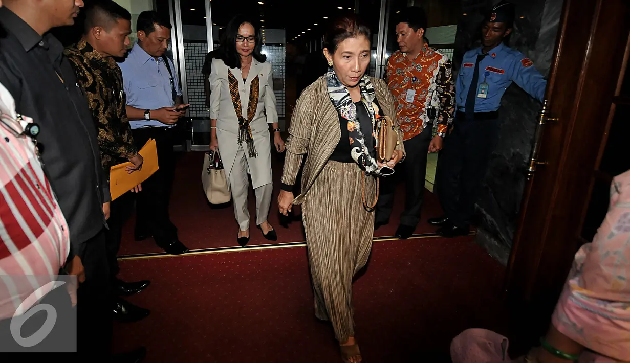 Menteri Kelautan dan Perikanan Susi Pudjiastuti memasuki ruang raker komisi IV DPR, Jakarta, Rabu (27/1). Raker membahas tingkat 1 RUU tentang Perlindungan dan pemberdayaan nelayan, pembudi daya ikan dan Petambak Garam. (Liputan6.com/Johan Tallo)
