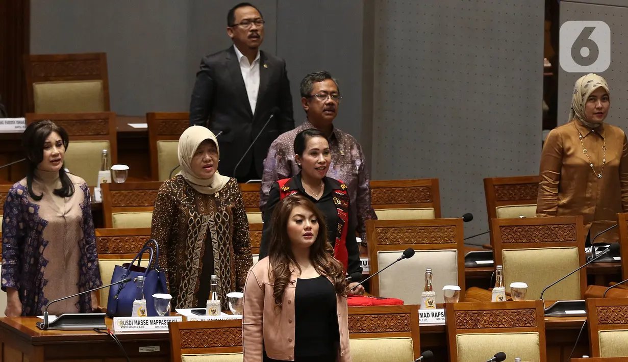 Anggota DPR mengikuti rapat paripurna di Kompleks Parlemen, Senayan, Jakarta, Senin (3/2/2020). Rapat Paripurna DPR menyetujui lima calon Hakim Agung dan tiga calon hakim ad hoc yang telah mengikuti uji kelayakan di Komisi III DPR untuk Mahkamah Agung. (Liputan6.com/Johan Tallo)
