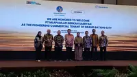 Direktur Umum PT Kawasan Industri Terpadu Batang, Ngurah Wirawan, berfoto bersama setelah penandatanganan kontrak investasi. (Liputan6.com/Muhammad Jibril Razky Kamal)