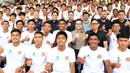 Ketua umum PSSI, Erick Thohir, foto bersama peserta seleksi pemain program Garuda Select di Stadion Madya Gelora Bung Karno, Jakarta, Kamis (6/7/2023). (Bola.com/M Iqbal Ichsan)