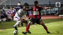 Gelandang Persita Tangerang Taufiq Febriyanto berebut bola dengan gelandang Persipura Jayapura Ramai Melvin Rumakiek pada pertandingan BRI Liga 1 2021/2022 di Stadion Pakansari, Bogor, Jawa Barat, Sabtu (28/8/2021). Persita mengalahkan Persipura 2-1. (Bola.com/Bagaskara Lazuardi)