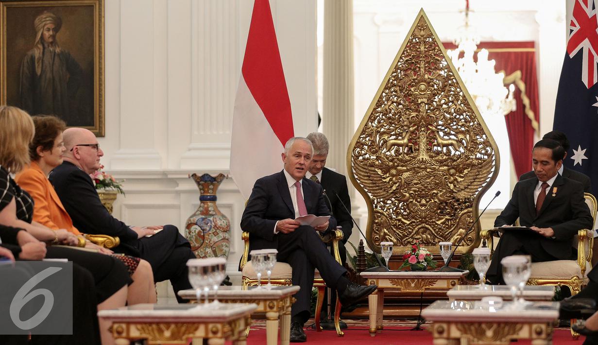 Presiden Joko Widodo bersama PM Australia berbincang saat melakukan pertemuan Istana Merdeka, Jakarta, Kamis (12/11). Presiden Jokowi mengucapkan terima kasih ke pemerintah Australia terkait bantuan mengatasi kebakaran hutan. (Liputan6.com/Faizal Fanani)