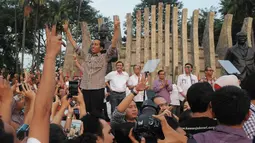 Di depan ribuan pendukungnya yang mengenakan kemeja kotak-kotak, Jokowi memberikan pidato 'kemenangannya' dengan memaparkan sejumlah hasil quick count yang memenangkannya, Jakarta, Rabu (9/7/14). (Liputan6.com/Herman Zakharia)