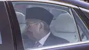 Perdana Menteri interim Malaysia Mahathir Mohamad meninggalkan di Istana Negara di Kuala Lumpur, Kamis (27/2/2020). Raja Malaysia memanggil Mahathir terkait dengan kekacauan politik yang disebabkan oleh pengunduran dirinya sebagai perdana menteri di tengah perebutan kekuasaan. (AP/Vincent Thian)