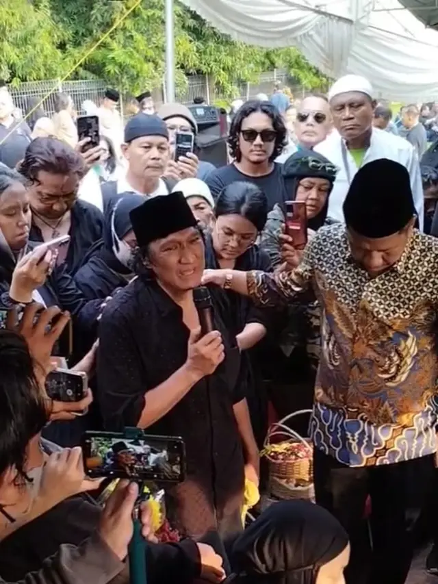 Ikang Fawzi di pemakaman Marissa Haque.