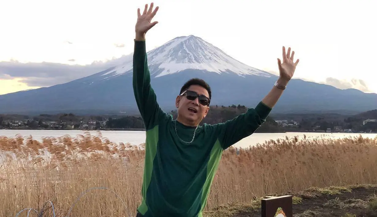 Tak akan ada lagi cerita yang terangkai, hanya kenangan dan air mata yang tersisa selepas kepergian Sys Ns. Pria bernama lengkap Raden Mas Haryo Heroe Syswanto Ns ini terkenal sebagai seorang seniman yang serba bisa. (Instagram/Sys_Ns)