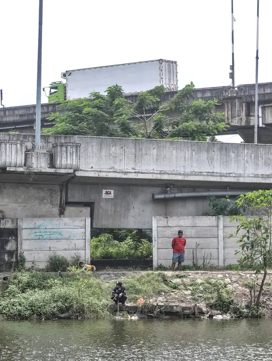 Aktivitas warga saat memancing di waduk kawasan Sungai Bambu, Tanjung Priok, Jakarta, Minggu (17/1/2021). Waduk buatan yang tepat berada di bawah Jalan Tol Pelabuhan tersebut menjadi wisata alternatif menghabiskan akhir pekan tanpa mengeluarkan biaya atau gratis. (merdeka.com/Iqbal S. Nugroho)