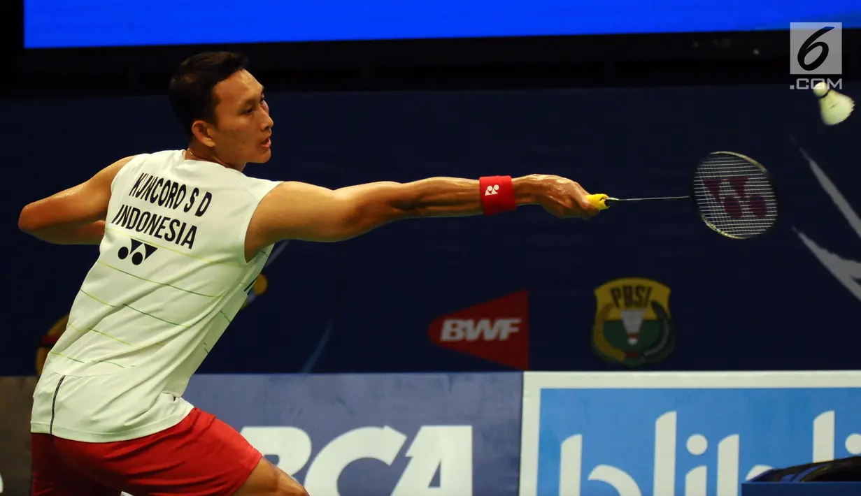 Pebulutangkis Indonesia, Sony Dwi Kuncoro berusaha mengembalikan kok saat melawan pemain Jepang Kazumasa Sakai di kualifikasi Indonesia Open 2017 di Jakarta Convention Centre, Senin (12/6). Sony kalah 13-21, 16-21. (Liputan6.com/Helmi Fithriansyah)