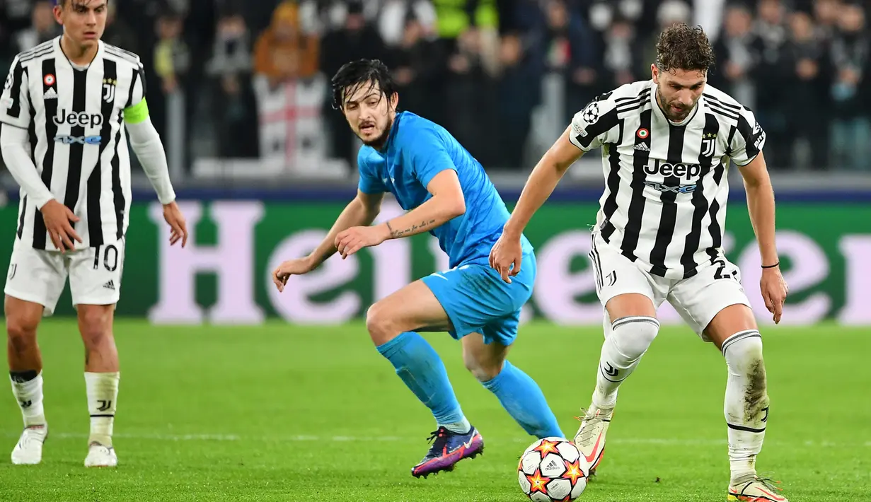 Gelandang Juventus Manuel Locatelli (kanan) dan pemain depan Zenit St. Petersburg Sardar Azmoun (tengah) mengejar bola disaksikan Paulo Dybala pada match day ke-4 Liga Champions di Allianz stadium, Rabu (3/11/2021) dinihari WIB. Menjamu Zenit, Juventus menang 4-2 atas Zenit. (Isabella BONOTTO / AFP)