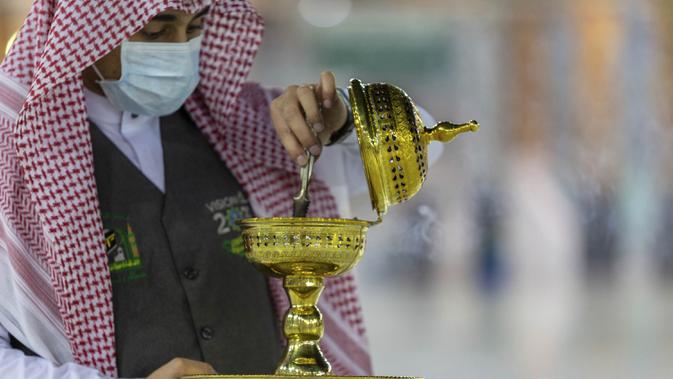 Seorang pria membakar dupa di sekitar Ka'bah, Masjidil Haram, Makkah, Arab Saudi, Minggu (26/7/2020). Karena pandemi COVID-19, Arab Saudi membatasi jumlah jemaah haji tahun ini hanya untuk sekitar 1.000 orang. (Saudi Ministry of Media via AP)