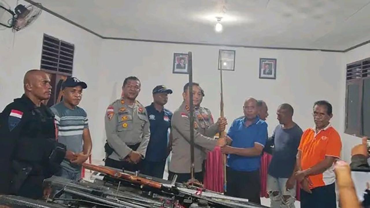 Warga Adonara Serahkan 57 Pucuk Senjata Rakitan ke Polisi, Jaga Kedamaian Pascakonflik
