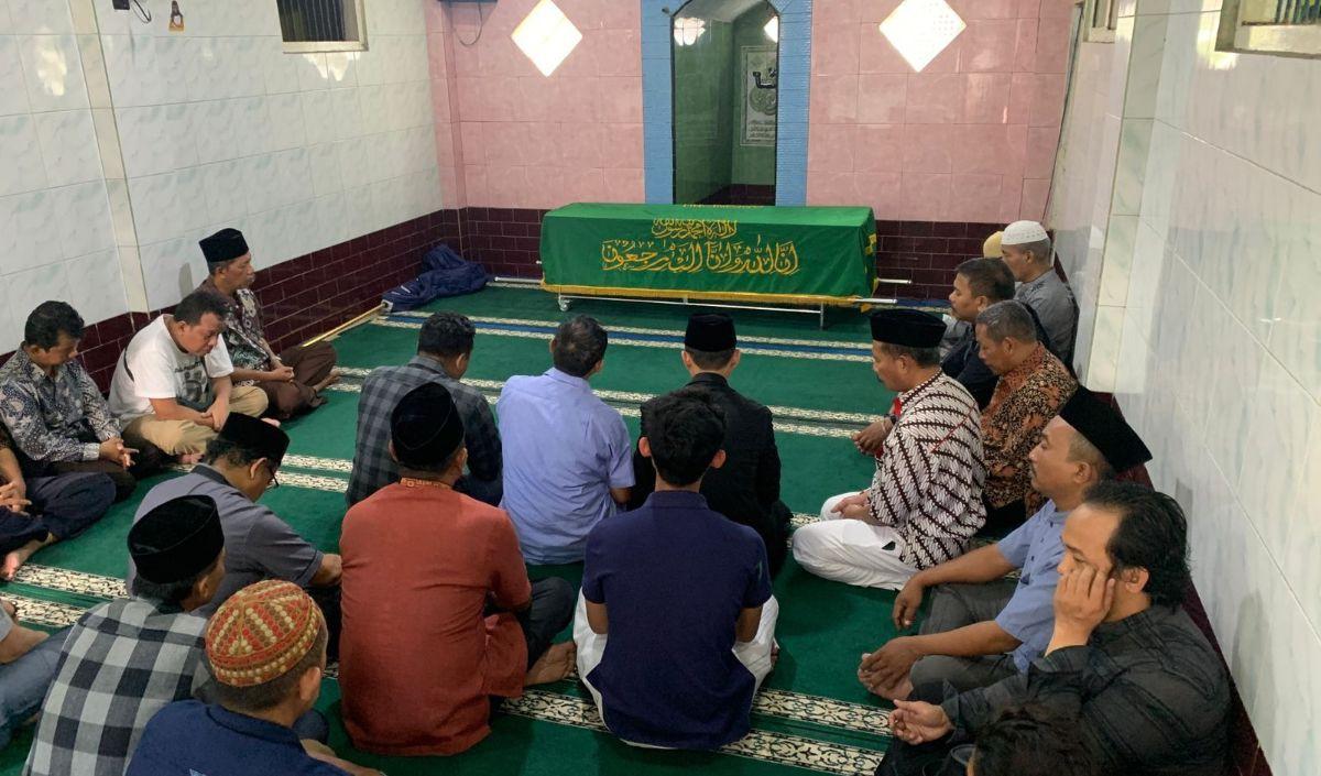 Kabar Muhammad Naufal Zidan (19), mahasiswa Universitas Indonesia (UI) yang ditemukan meninggal di kamar kosnya cukup membuat syok keluarga di Lumajang. Almarhum diketahui dibunuh oleh seniornya karena iri dan terlilit utang.