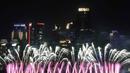 Pesta kembang api menyemarakkan upacara pembukaan Asian Games 2018 di Stadion Utama Gelora Bung Karno (SUGBK), Senayan, Jakarta, Sabtu (18/8). (Liputan6.com/JohanTallo)