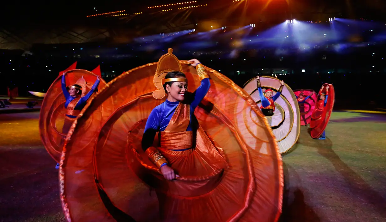Penari memeriahkan pesta penutupan ajang SEA Games ke-28 di National Stadium, Singapura (16/6/2015). Indonesia menempati peringkat kelima dalam perolehan medali SEA Games 2015. (Singapore SEA Games Organising Committee / Action Images via Reuters)