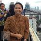 Menteri BUMN, Rini Soemarno saat memantau demo 2 Desember di atas gedung BUMN, Jakarta, Rabu (2/12). Demo 2 Desember digelar sebagai lanjutan dari aksi 4 November 2016. (Liputan6.com/Ferbian Pradolo)