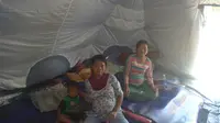 Dua korban Puting Beliung dalam kondisi hamil masih bertahan di Tenda Pengungsian lantaran rumah mereka rata dengan tanah. Foto (Liputan6.com / Panji Prayitno)