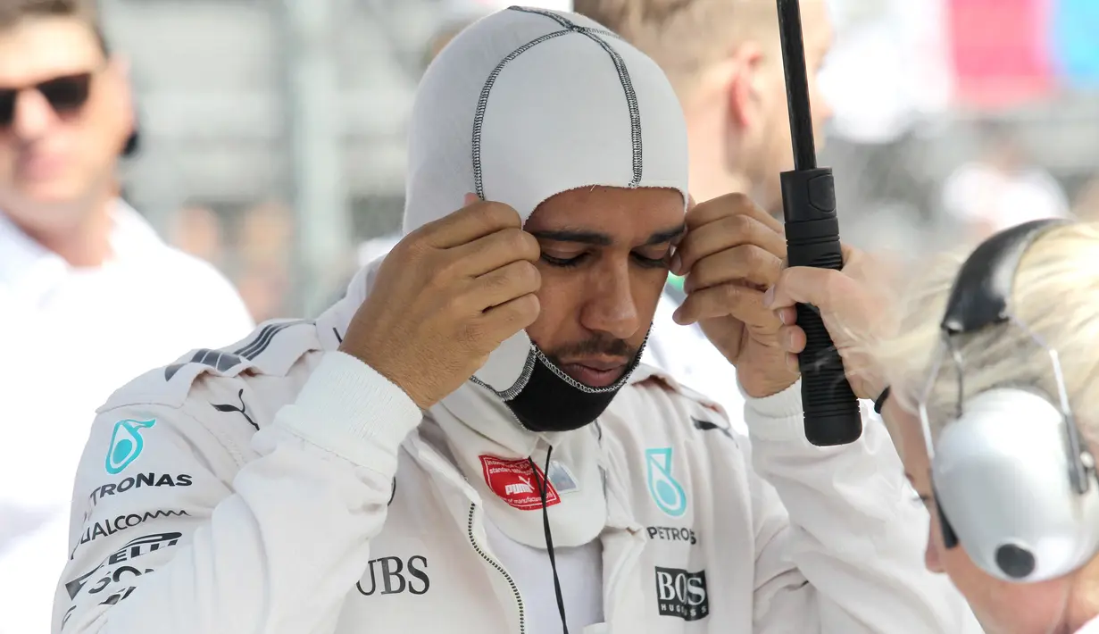 Lewis Hamilton bersiap sebelum balapan F1 Grand Prix Meksiko dimulai di Sirkuit Autodromo Hermanos Rodriguez, Mexico City, Meksiko (30/10). (Reuters/Ulises Ruiz Basurto)
