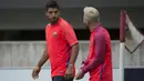 Luis Suarez dan Messi berbincang pada sesi latihan jelang laga melawan Celtic pada ajang International Champions Cup 2016 di St George's Park, Inggris (25/7/2016). (AFP/Oli Scarff)