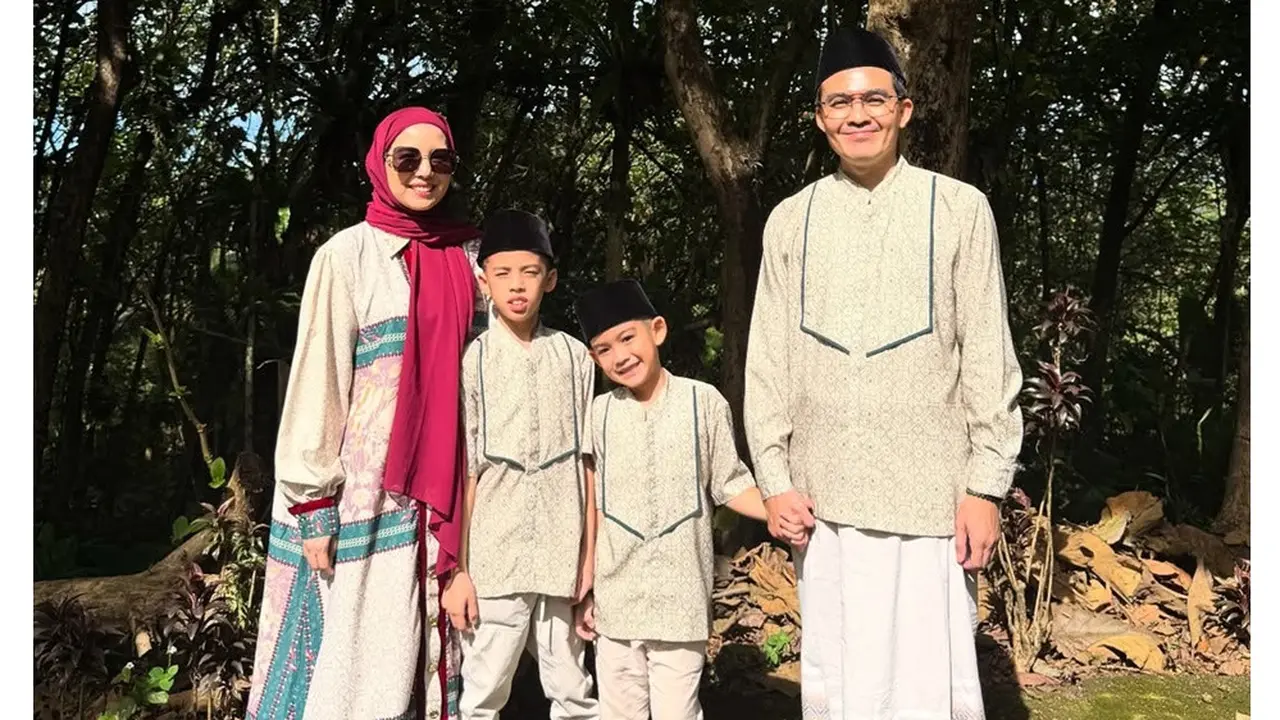 Jadi Artis yang Berangkat Haji 2025, Intip 6 Outfit Gamis Ala Tya Ariestya
