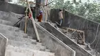 Sejumlah pekerja sedang menyelesaikan tahap pembangunan di Sport Center, Lubuklinggau, (10/9/14). (Liputan6.com/Faizal Fanani)