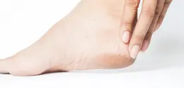 Perawatan kaki pecah-pecah dengan produk dan rutinitas sederhana. (foto: schantalao/freepik)