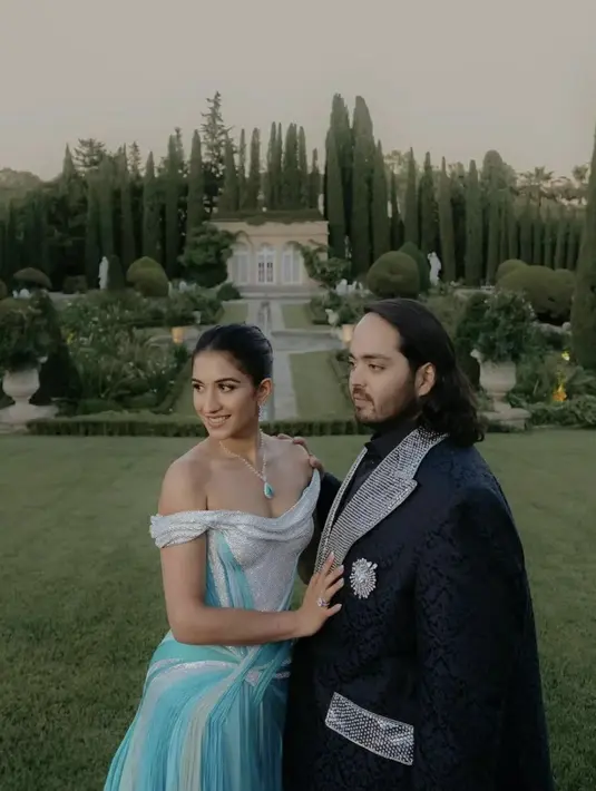 Gaun tersebut memiliki aksen cutting off shoulder dengan nuansa silver dan hijau yang begitu mewah.  [Foto: Instagram/@shaleenanathani]